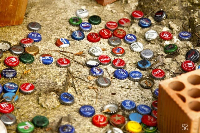 Make Bottle Cap Pins this Christmas to add festive cheer to any outfit!