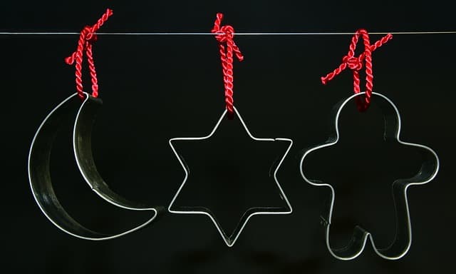 Recycled Christmas cookie cutter crafts