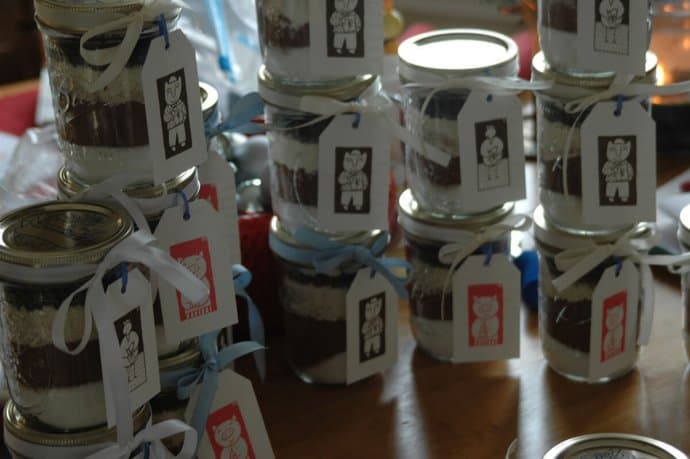 10 CHRISTMAS ART AND CRAFT IDEAS FROM WASTE MATERIAL - Gift Jars (beccapie)