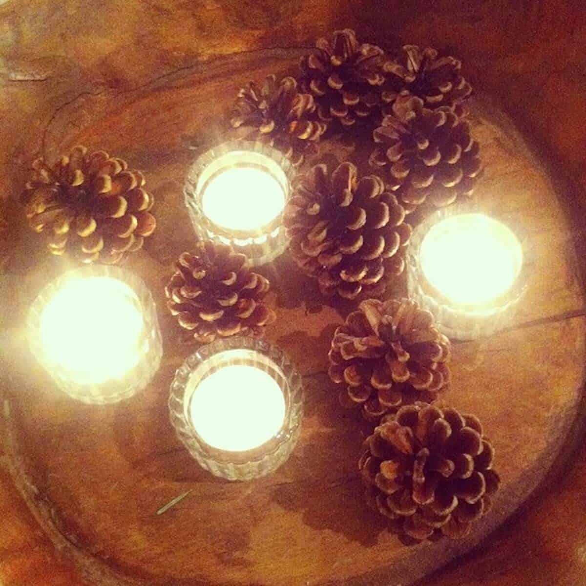 Natural Christmas Crafts & Decorations - Use pinecones and greenery